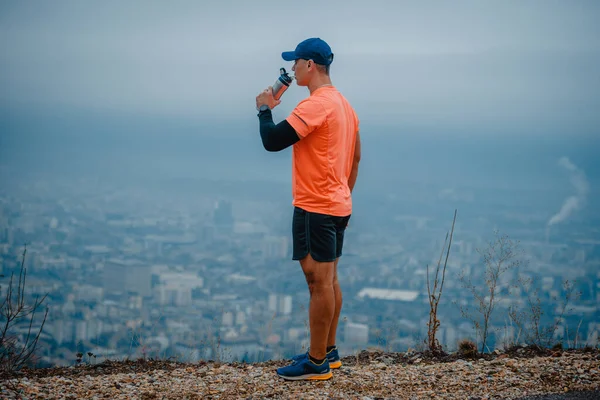 Ben Costruito Atleta Mezza Età Che Beve Acqua Prende Una — Foto Stock