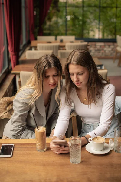 Two Amazing Beautiful Sisters Sitting Talking While Looking Photos — Stock fotografie