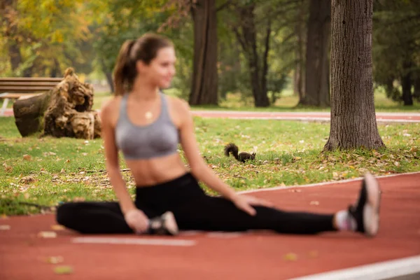 Attractive Beautiufl Girl Stretching While Having Selective Focus Squirrel — Stock fotografie