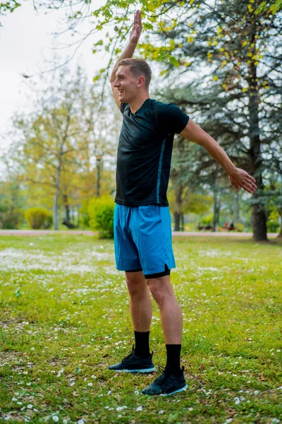 Geschickter Junger Mann Wärmt Sich Vor Dem Laufen Auf Konzentriert — Stockfoto