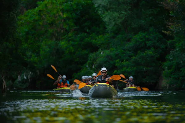 Grupo Amigos Mayores Están Siguiendo Líder Mientras Hacen Kayak Juntos —  Fotos de Stock