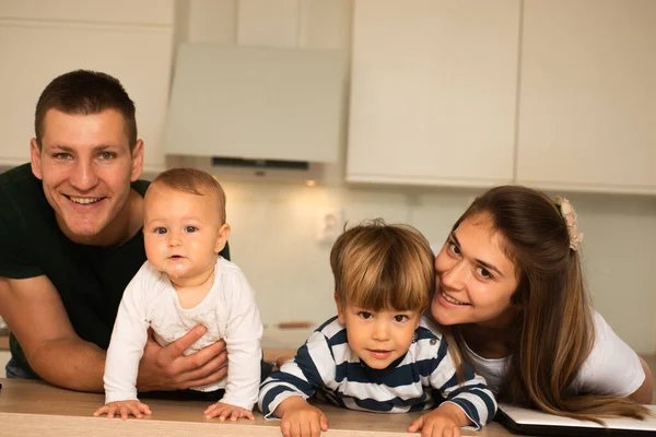 Retrato Familia Feliz Pasando Buen Rato Mientras Sonríe —  Fotos de Stock