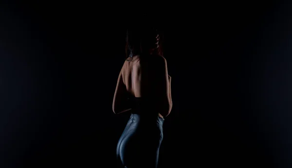 Silhouette Jolie Jeune Fille Mignonne Pose Studio Sur Fond Noir — Photo