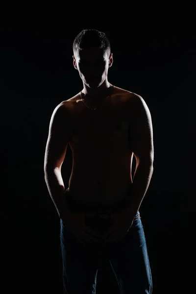 Silhuett Bild Het Skjorta Muskulös Man Poserar Jeans Mörk Studio — Stockfoto