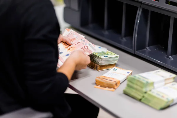 Geldzähler Der Euro Banknoten Sortiert Nachdem Sie Von Der Zählmaschine — Stockfoto