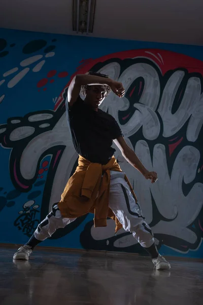 Joven Hombre Negro Bailando Estilo Hip Hop Entorno Urbano Lleva — Foto de Stock