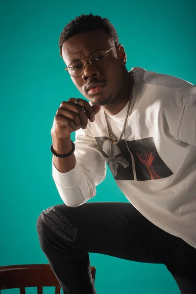 Great Close Portrait Black Man Posing Studio - Stock-foto