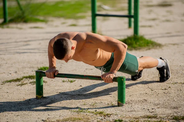 Attractive Handsome Strong Guy Doing Some Push Ups Bar While — Stockfoto