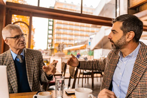 Dos Hombres Negocios Mayores Están Teniendo Una Conversación Seria —  Fotos de Stock