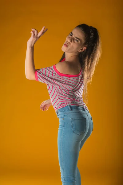 Vacker Ung Kvinna Rosa Mini Klänning Poserar Med Handen Höften — Stockfoto