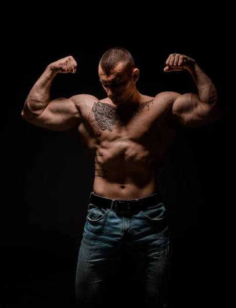 Muscular Super Alto Nível Bonito Homem Posando Estúdio Isolado Fundo — Fotografia de Stock