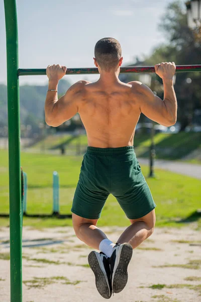 Attractive Handsome Strong Guy Pulling Himself Training Bars — Stockfoto