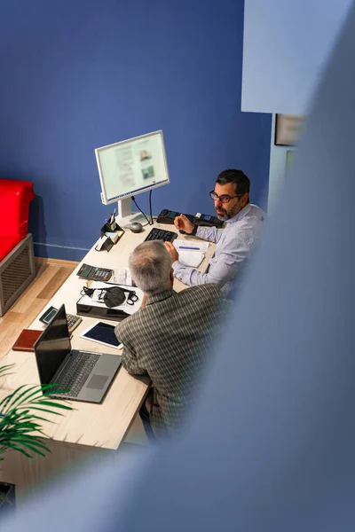 Two Senior Businessmen Sdiscussing Problems Office While Sitting — Stok fotoğraf