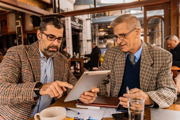 Deux Hommes Affaires Séniors Beaux Parlent Pensent Nouveau Projet Tout — Photo