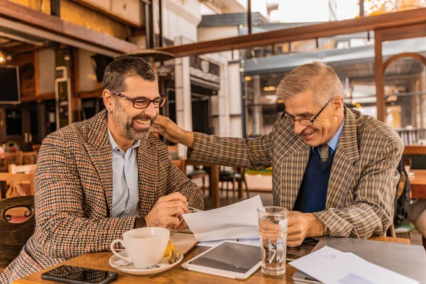 Δύο Ανώτεροι Και Όμορφοι Επιχειρηματίες Γράφουν Σχέδια Γελώντας — Φωτογραφία Αρχείου