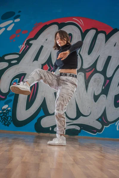 Breakdance Yapan Çekici Genç Bir Kadın Graffiti Arka Planı Üzerinden — Stok fotoğraf