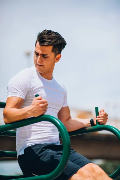 Active Young Man Doing Abdominal Workout Chin Bar — Stockfoto