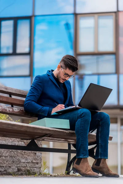 Bewundernswerter Geschäftsmann Sitzt Auf Dem Stadtplatz Und Arbeitet Laptop — Stockfoto