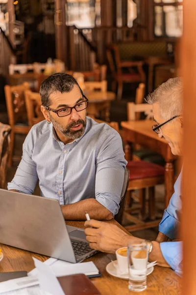 Two Senior Businessmen Having Conversation Company Cafe — Stockfoto