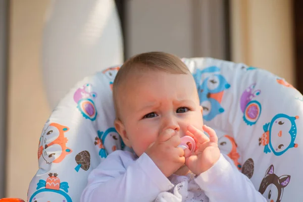 Close Portret Van Schattig Zoet Baby Meisje Zetten Haar Fopspeen — Stockfoto