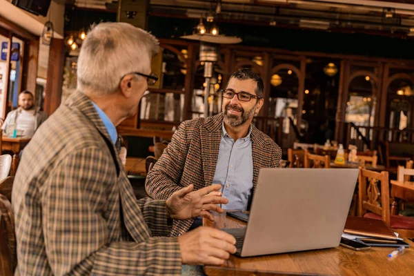 Two Senior Businessmen Having Disucssion Project Cafe While Smiling — Stockfoto