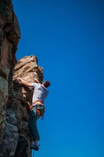 Kaya Sarp Kayalıklara Tırmanırken Insan Tutunmaya Çalışır — Stok fotoğraf