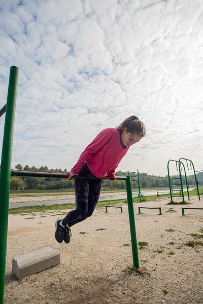 Attractive Beautiful Girl Exercising Training Bars — ストック写真