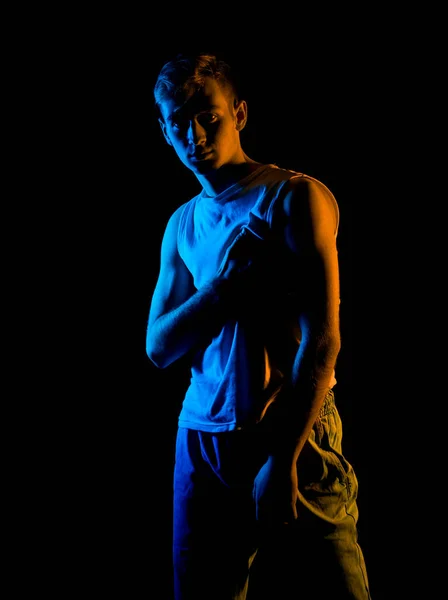Portret Atrakcyjnego Stylowego Mężczyzny Pozującego Ciemne Tło — Zdjęcie stockowe
