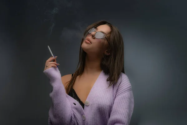 Приваблива Красива Гаряча Дівчина Курить Свою Сигарету Сама — стокове фото