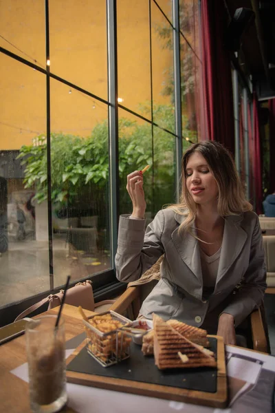 Beautiful Girl Eating While Enjoying Her Food Restaurnat — ストック写真