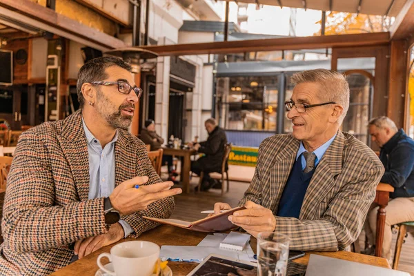 Deux Hommes Affaires Séniors Beaux Font Les Nouveaux Plans — Photo