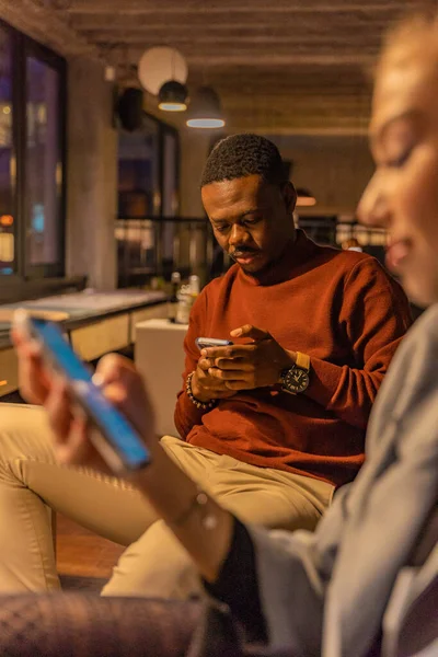 Zwei Multiethnische Freunde Hängen Beim Telefonieren Asozial — Stockfoto