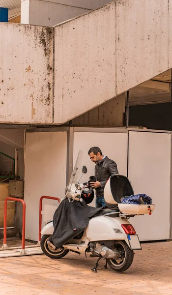 Senior Handsome Businessman Getting Ready His Motorbike Ride — Stockfoto