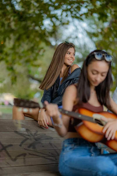 Menina Bonita Atraente Está Sorrindo Apreciando Guitarra — Fotografia de Stock