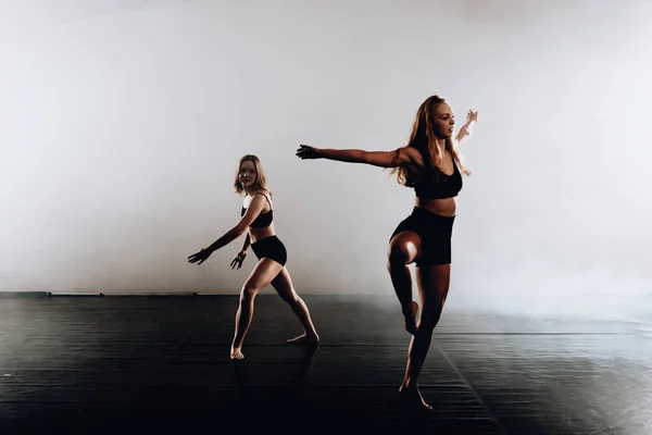 感情的で芸術的なコンテンポラリーダンスを行うバレエダンサー — ストック写真