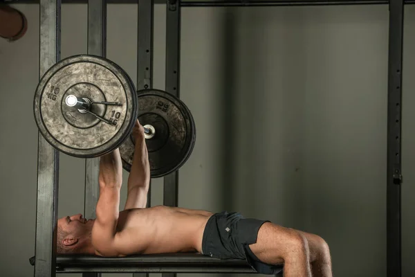 Atletik Kas Geliştirici Modern Bir Spor Salonunda Göğüs Presi Egzersizi — Stok fotoğraf