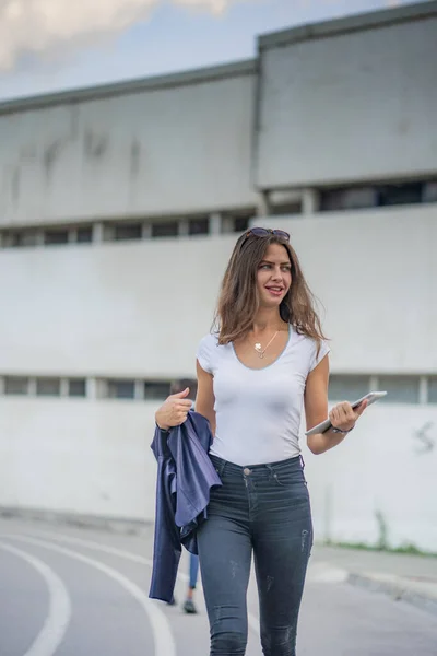 Attractive Beautiful Young Businesswoman Walking Alone While Looking Something — Stockfoto