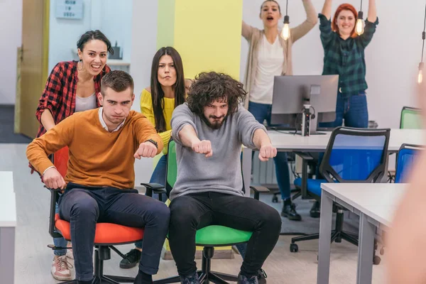 Teambildung Und Bürospaß Vier Junge Gut Gelaunte Geschäftsleute Schicker Freizeitkleidung — Stockfoto