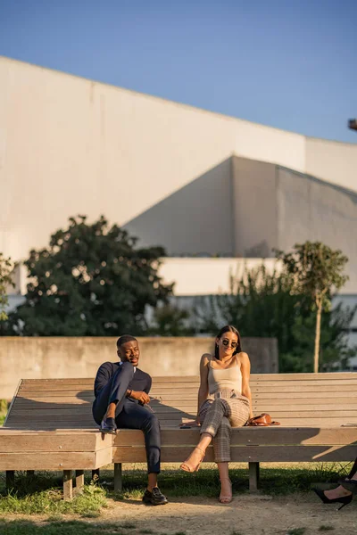 Two Multiracial Business People Sitting Bench While Enjoying Sun — Photo