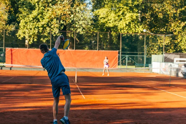 Rückansicht Eines Tennisspielers Der Bereit Ist Blauer Sportbekleidung Auf Einem — Stockfoto