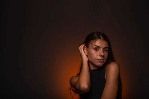 Attractive Beauitufl Girl Posing Stuio While Fixing Her Hair — Stock Photo, Image