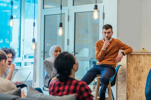 Zakelijke Bijeenkomst Tussen Multi Etnische Collega Een Modern Startup Bedrijf — Stockfoto