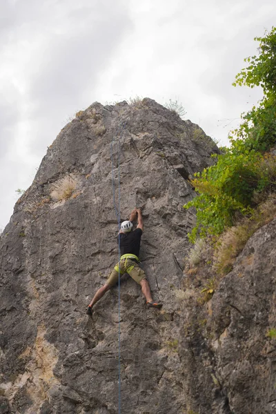 Beau Forme Gars Monte Colline Avec Aide Corde — Photo