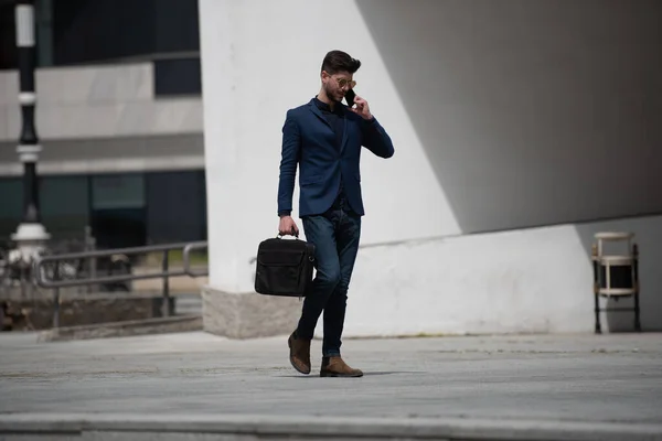 Homem Negócios Urbano Está Caminhando Direção Sua Empresa Enquanto Recebe — Fotografia de Stock