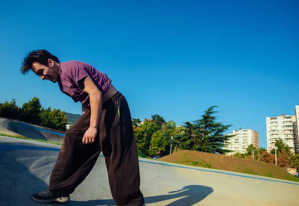 一个运动员准备在一个城市的滑板公园里做侧翻动作 — 图库照片