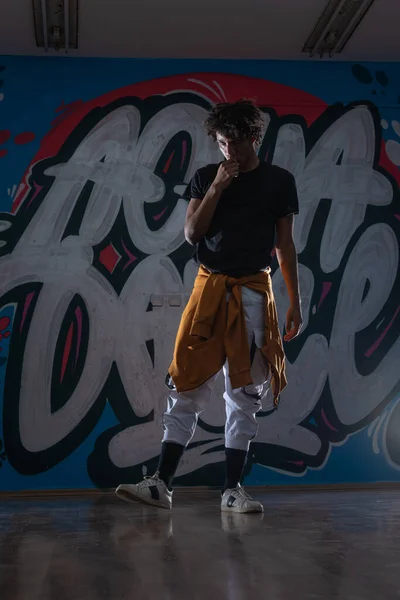 African American Hip Hop Tancerz Breakdancer Wykonywania Tle Graffiti Ciemnej — Zdjęcie stockowe