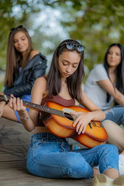 Dünnes Und Schönes Mädchen Konzentriert Sich Sehr Auf Die Gitarre — Stockfoto