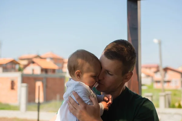 Guapo Padre Está Abrazando Besando Pequeña Niña —  Fotos de Stock