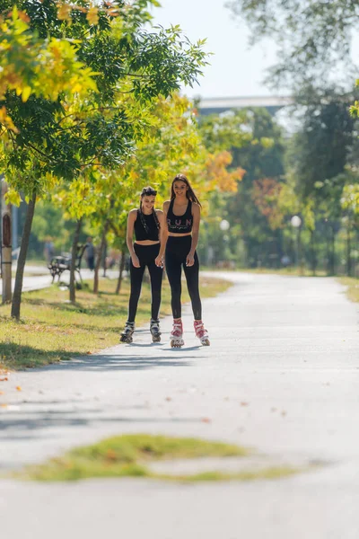 公園でのセクシーなスポーツ女性ローラースケートのフル長さの写真 — ストック写真