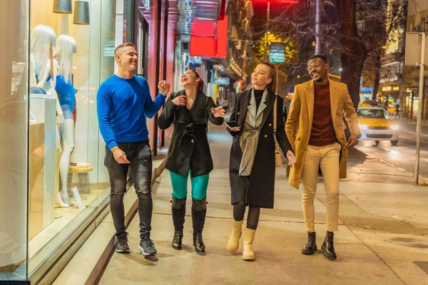 Grupo Amigos Multirraciales Ríen Hablan Mientras Caminan —  Fotos de Stock